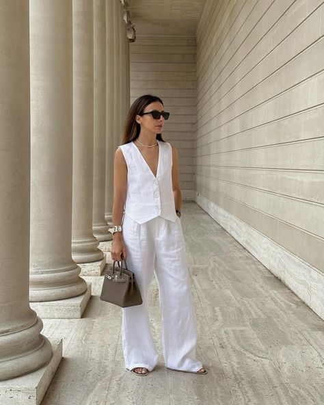 Mid summer 🦋 | Instagram White Vest Outfits For Women, White Vest Outfit, Summer Chic Outfit, White Ootd, Vest Outfits For Women, White Party Outfit, Havana Club, Vest Outfit, Boutique Ideas