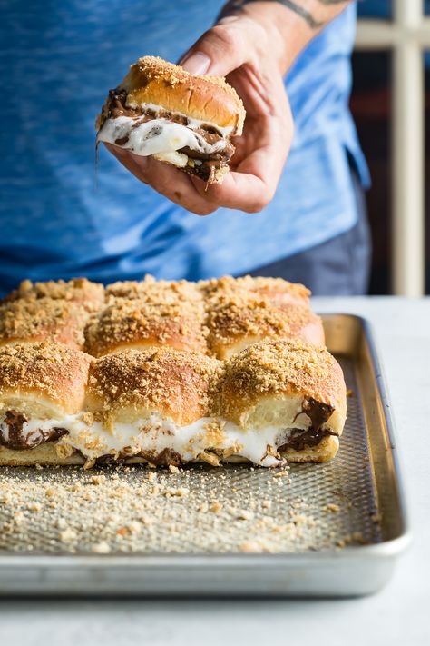 Yummy sweet Hawaiian S'mores Slider buns stuffed with marshmallow, chocolate and graham crackers! Marshmallow Chocolate, Biscuits Graham, Hawaiian Sweet Rolls, Chocolate Marshmallow, Slider Buns, Slider Recipes, Chocolate Marshmallows, S Mores, Summer Desserts