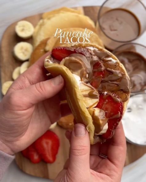 PANCAKES on Instagram: "Pancake tacos 🌮🥞  melted biscoff, melted milk & white chocolate spread and fluff 🍓🍌  🎥 by @hayleys.world" Easy Midnight Snacks, Late Night Snack Recipes, Petit Dej Healthy, Pancake Tacos, Strawberry Nutella, Sandwich Ideas, Cooking Cream, Classic Breakfast, Chocolate Spread