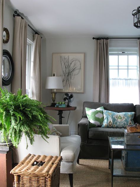 Urban Cottage living room :: the fern is the crowning glory Popular Living Room, Urban Cottage, Cottage Living Rooms, Design Salon, Cottage Living, House And Home Magazine, A Living Room, Facades, Living Room Inspiration