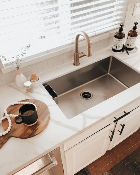 Adjust the use of the sink with your kitchen needs. When you are not in the kitchen area too often, the use of a single basin sink is sufficient. Try to use only the right material, stainless steel is a choice of material that does not rust even if it is exposed to water continuously. This material also looks more modern. Single Basin Sink from @linseywoods.home #kitchensinkideas #smallkitchensinkideas