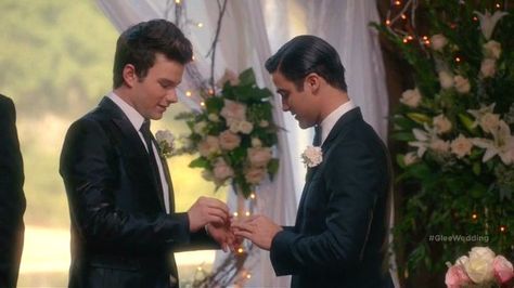 Today TV History: Kurt Hummel         (@chriscolfer) & Blaine Anderson        (@DarrenCriss) Marry on #Glee 2015. Season 6; Episode: "A Wedding" Glee Kurt And Blaine, Glee Blaine, Kurt And Blaine, Glee Kurt, Jake And Amy, Luke Danes, Blaine Anderson, Blaine And Kurt, Kurt Hummel