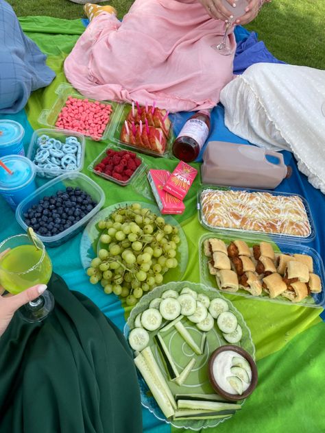 Color food color coded picnic Colour Coded Picnic, Color Coded Picnic, Colour Picnic Ideas, Colour Picnic, Bucketlist Summer, Rainbow Picnic, Colorful Picnic, Picnic Park, Picnic With Friends