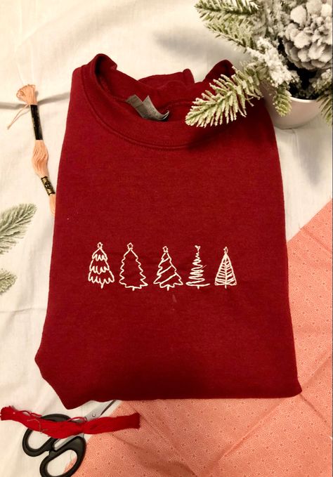 Diy Christmas Jumper, Christmas Embroidery Sweatshirts, Christmas Clothes Ideas, Sweatshirt And Shirt Outfit, Embroidery Christmas Gifts, Embroidery Sweater, Embroidery Christmas, Embroidery Sweatshirt, Easy Christmas Diy