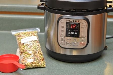 Prepare fresh purple hull peas in your Instant Pot. It takes only 12 minutes to cook and they are healthy and taste amazing! Field Peas Recipe, Fresh Purple Hull Peas, Southern Peas Recipe, Quick Chicken Parmesan, Purple Hull Peas Recipe, Cooking Lima Beans, Field Peas, Peas Recipe, Best Instant Pot Recipe