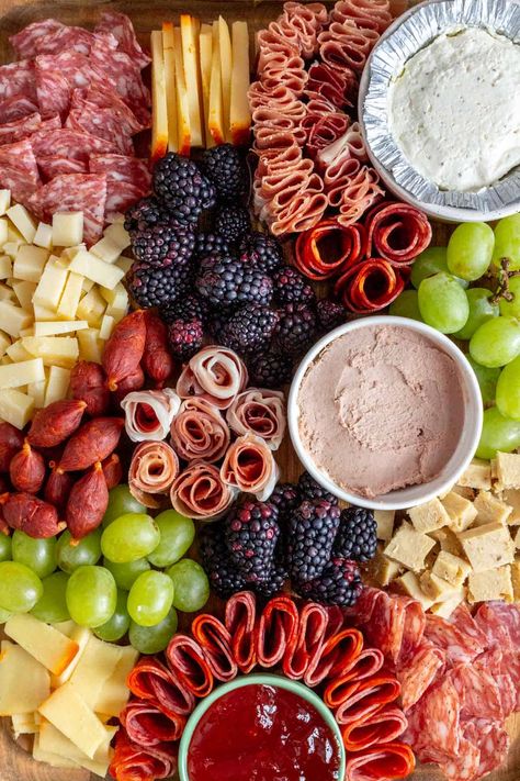 Charcuterie boards are the perfect centerpiece for every gathering, big or small. With a variety of cheese, meats, fruits, nuts, and crackers, they have something for everyone and are super easy to put together. The Best Charcuterie Board, Build A Charcuterie Board, Best Charcuterie Board, Boursin Cheese, A Charcuterie Board, Herb Cheese, Sliced Meat, Breakfast Meal Prep, Cured Meats