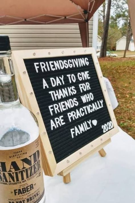 25+ Cheap Friendsgiving Decor Ideas for an Awesome Friendsgiving Dinner Party Friendsgiving Seating Ideas, Friendsgivmas Ideas, Friendsgiving Birthday Party Kids, Friendsgiving Chalkboard Sign, Easy Friendsgiving Table Decor, Friendsgiving Table Ideas, Friendsgiving Recipe Ideas, Friendsgiving Prayer, Friendsgiving Glasses