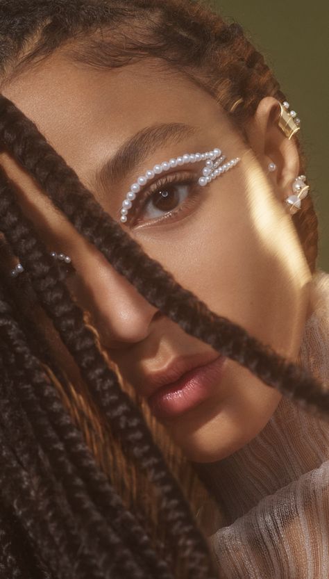 Spring 2019’s Pearl Makeup Trend Has Been Centuries In The Making Pearl Makeup Looks, Catwalk Makeup, Pearl Makeup, Blue Hair Pins, Brown Girls Makeup, Rhinestone Makeup, Nars Radiant Creamy Concealer, Rhinestone Hair Pin, The Roman Empire