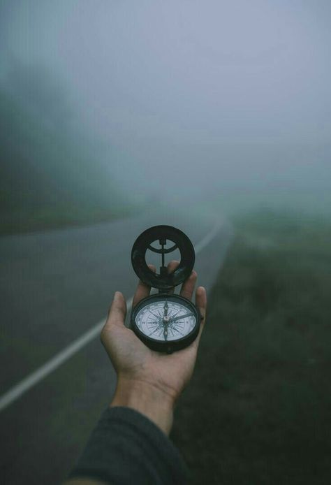 Best Compass, Meaningful Pictures, Surreal Photos, Alone Photography, The Compass, A Compass, Travel Photography Inspiration, Human Hand, Cool Pictures Of Nature