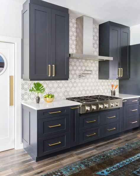 19 kitchen backsplash ideas we're completely obsessed with Blue Kitchen Splashback, Kitchen Splashback Ideas, Navy Kitchen Cabinets, Navy Blue Kitchen Cabinets, Splashback Ideas, Navy Cabinets, Kitchen Splashback Tiles, Navy Kitchen, Mosaic Backsplash Kitchen