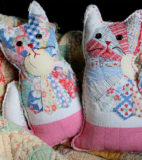 Turn Remnants from an Old Quilt Into a Cute Cat - Quilting Digest Quilt Sewing Room, Quilting Digest, Stuffed Cat, Pillow Crafts, Spring Quilts, A Cute Cat, Quilted Gifts, Quilt Border, Summer Quilts