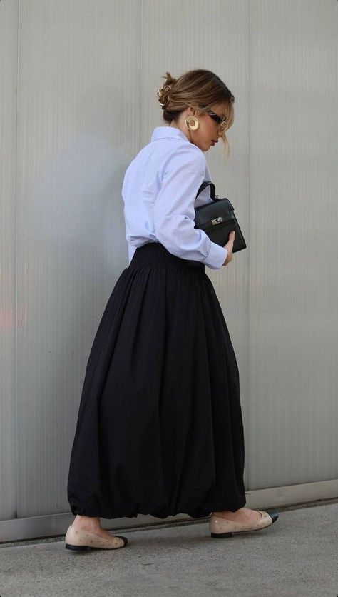 Long Black Pleated Skirt Outfit, Long Pleated Skirt Outfit, Black Pleated Skirt Outfit, Outfit Elegantes, Pleated Skirt Outfit, Balloon Skirt, Long Skirt Outfits, Maxi Skirt Outfits, 60 Fashion