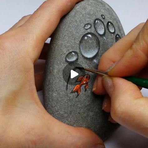 Painted Koi Fish On Rocks, Rock Painting Patterns Templates, Painting On Rocks Ideas, Paint Rocks Ideas, Rock Painting Fish, Hand Painted Rocks Ideas, Ideas For Painting Rocks, Things To Paint On Rocks, Pet Rocks Craft