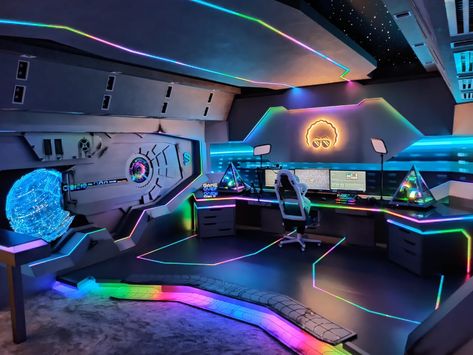 Big Game Room Luxury, Futuristic Gaming Room, Secret Gaming Room, Gaming Room Setup Aesthetic, Luxury Gaming Room, Dream Gaming Room, Gaming Room Design, Cool Gaming Rooms, Gaming House