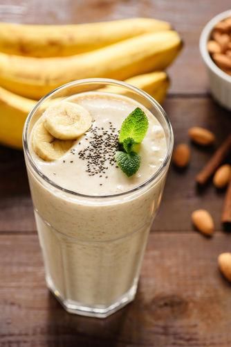 Take your banana smoothie to another level. Smoothie With Chia Seeds, Protein Packed Smoothies, Cinnamon Smoothie, Citrus Smoothie, Chia Seed Smoothie, Smoothie Fruit, Healthy Afternoon Snacks, Pumpkin Smoothie, Breakfast Smoothies