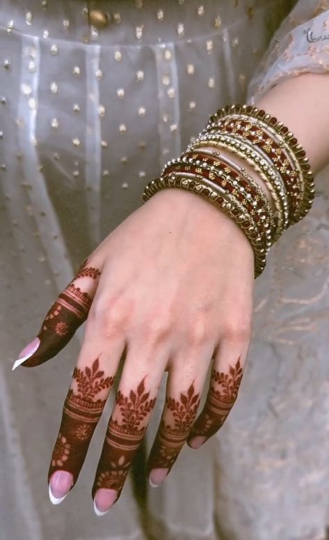 Mehndi Ke Design New, Mendhi Designs Latest Simple, Famine Aesthetic, Dark Famine, Finger Mehendi Designs, Short Mehndi Design, Henna Inspo, Simple Mehendi Designs, Finger Henna Designs