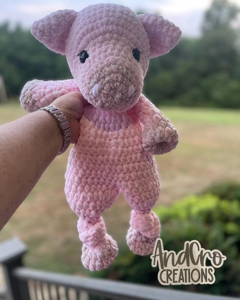 🐷This little piggy is now available in my Etsy shop! Pattern: @lesaknits https://andcrocreations.etsy.com/listing/1762576007 #AmigurumiLove #HandmadeGifts #BabyShowerGift #EtsySeller #AmigurumiPig #PigLovey #CrochetLovey #BabyBlanketToy #HandmadeGift #BabyShowerGift #SoftToy #CrochetPig #CustomLovey #HandmadeLovey #crochetersofinstagram #crochetaddict #fiberartistsofinstagram #plushiesofinstagram #nevertooyoungtolearn #amigurumilove #crochetcommunity #letsgrowtogether #craftersgonnacraft... Crochet Snuggler, Pig Pattern, Crochet Pig, Crochet Plushies, Crochet Lovey, Handmade Stuffed Animals, Crochet Business, This Little Piggy, Cozy Corner