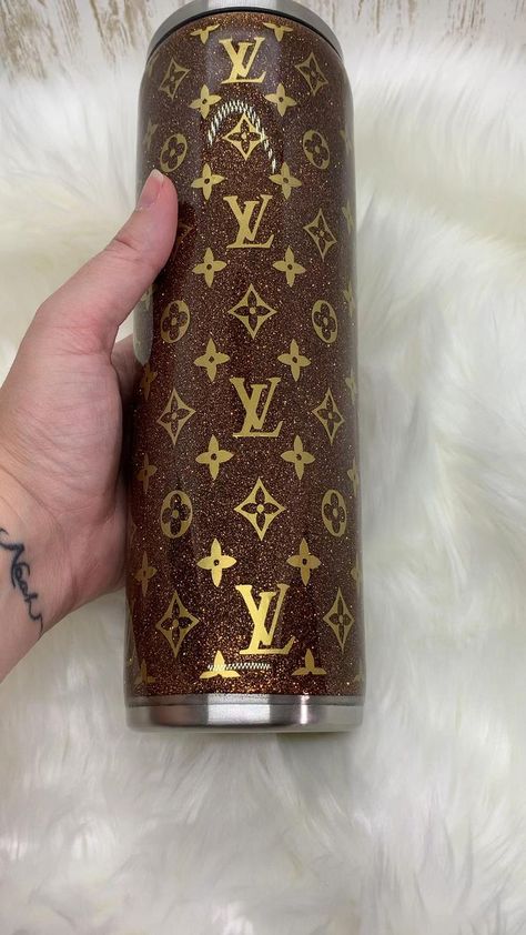 Louis Vuitton Tumbler Ideas, Lv Tumbler Wrap, Valentines Cups, Lv Tumbler, Lv Inspired, Iphone Wallpaper Inspirational, Tumbler Cups Personalized, Bling Bottles, Cup Making