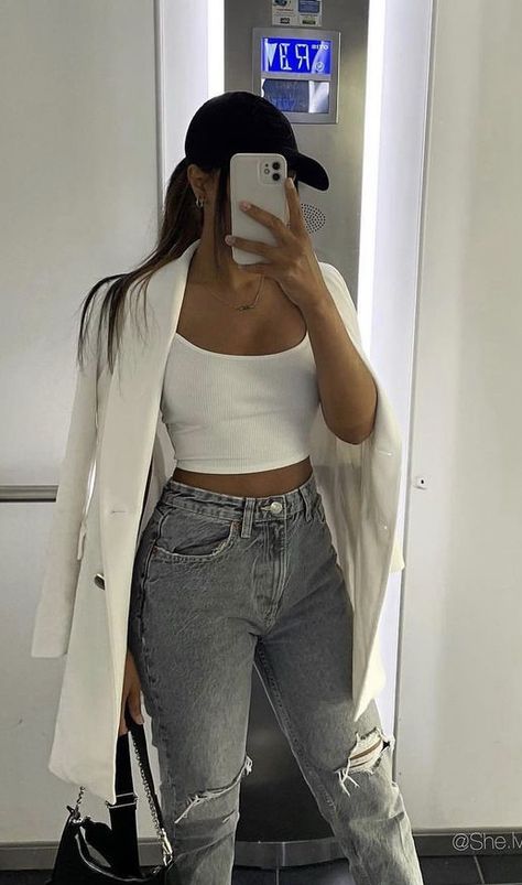 White Blazer Outfit, White Blazer Outfits, Glossier Girl, Outfit Chic, Blazer Outfit, Fashion Hacks Clothes, Girls Wardrobe, Blazer Outfits, White Blazer