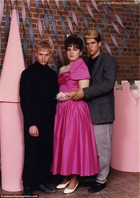 yep this happened Awkward Prom Poses, Worst Prom Dresses, Awkward Prom Photos, Prom Dress Fails, Fashion 1980s, Awkward Photos, 80s Photos, 80s Prom, Bad Fashion