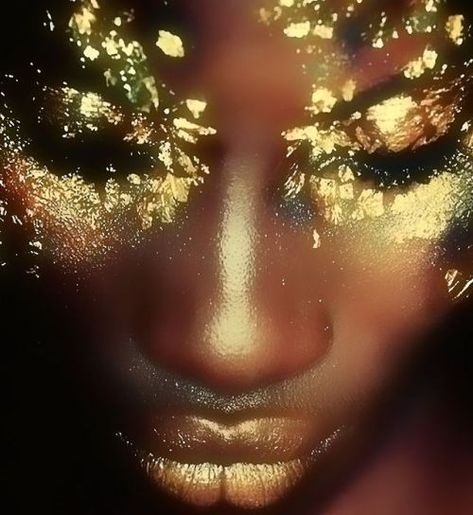 Eye Makeup Dark Skin, Eye Makeup Dark, Gold Glitter Eye Makeup, Smokey Hair, Makeup Dark Skin, Gold Clothes, Dreaming Art, Makeup Dark, Festival Makeup Glitter