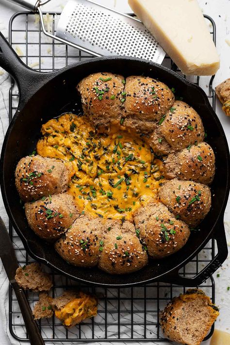 Skillet Pull Apart Whole Wheat Buns (With Cheese Dip) - El Mundo Eats Whole Wheat Buns, Brazilian Cheese Bread Recipe, Spinach Cheese Dip, Panettone Recipe, Sausage Bread, Wheat Bread Recipe, Healthy Bread Recipes, Dinner Rolls Recipe, Sticky Buns