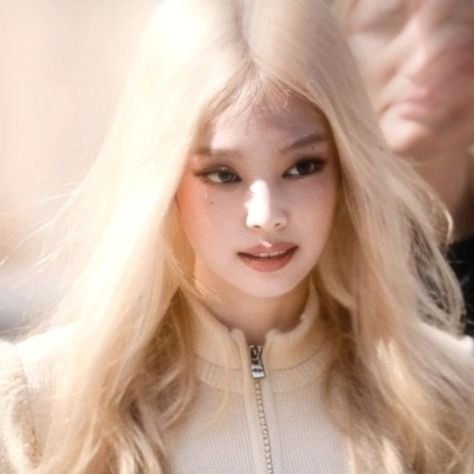 jennie blonde hair icon Jennie In Blonde Hair, Blonde Kpop Idols, Jennie Icons Cool, Kpop Blonde Hair, Jennie Side Profile, Rose Blackpink Hair, Jennie Bangs, Jennie Blonde Hair, Blonde Jennie