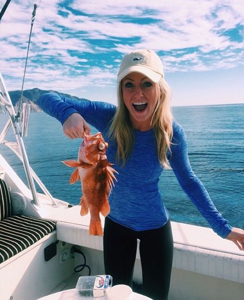 Fishing What To Wear Fishing Women, Deep Sea Fishing Outfit Women, Cute Fishing Outfit For Women, Cute Fishing Outfits, Fishing Outfits For Women, Deep Sea Fishing Outfit, Women Fishing Outfit, Tshirt Outfit Summer, Female Angler