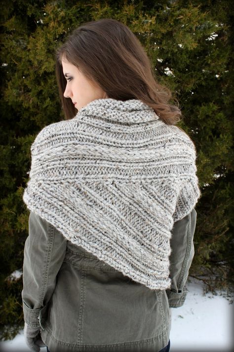 Katniss Cowl, Knitting Clothing And Accessories, Crochet Cowl Free Pattern, Cowl Knitting Pattern, Cowl Pattern, Knitted Wit, Crochet Cowl, Catching Fire, Diy Crochet Projects