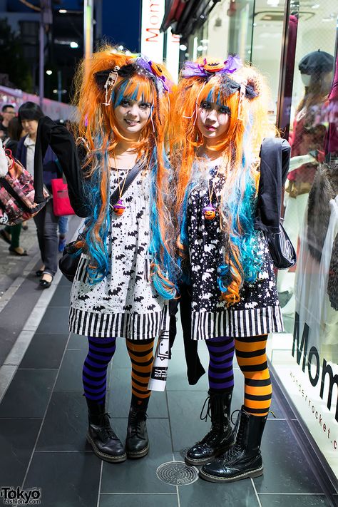 "pair look" (when friends dress in the same / similar outfits - it's very popular in Japan) ... no info given, Halloween weekend | 22 October 2012 | #couples #Fashion #Harajuku (原宿) #Shibuya (渋谷) #Tokyo (東京) #Japan (日本) Harajuku Halloween, Halloween Inspired Outfits, Takeshita Street, Hair Halloween, Harajuku Fashion Street, Harajuku Girls, Kawaii Harajuku, Tokyo Street Style, Matching Halloween