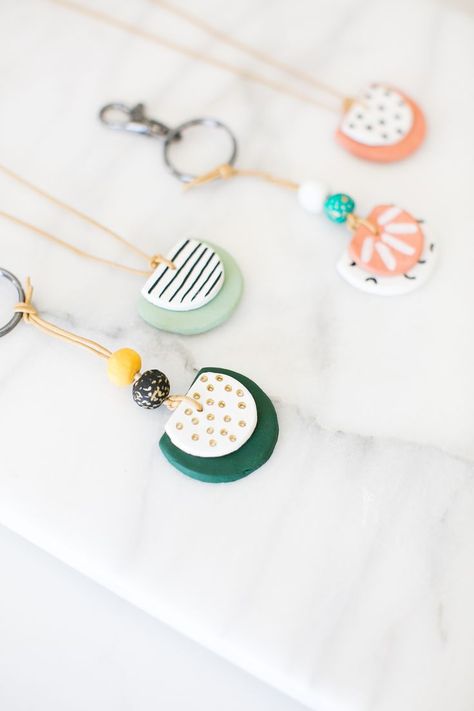 DIY Essential Oil Diffuser Necklace and Key Chain Diy Essential Oil Diffuser, Diffuser Diy, Diy Fimo, Hello Glow, Fimo Jewelry, Essential Oil Necklaces, Oil Diffuser Necklace, Essential Oil Necklace Diffuser, Diy And Crafts Sewing