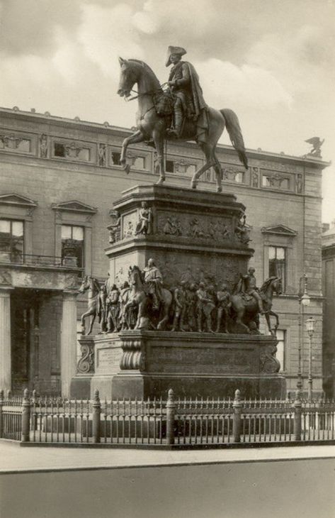 Days In September, Frederick The Great, Stock Market Crash, Brandenburg Gate, Imperial Palace, Vintage Everyday, Photos Vintage, Propaganda Posters, National Monuments