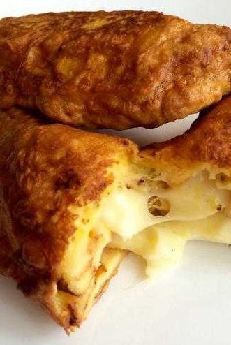 ABORRAJADO (cheese-stuffed deep-fried plantain) [Colombia] [mtcocina] [fritter] Plantain Fritters, Columbian Recipes, Plantain Recipes, Jamaican Dishes, Colombian Food, Popular Snacks, Plantains Fried, Peruvian Recipes, Cuban Recipes