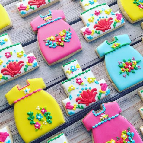 Mexican Cakes, Fiesta Cookies, Dress Cookies, Mexican Cookies, Embroidered Dresses, Decorating Cookies, Sugar Cookie Designs, Mexican Dress, Cookie Time