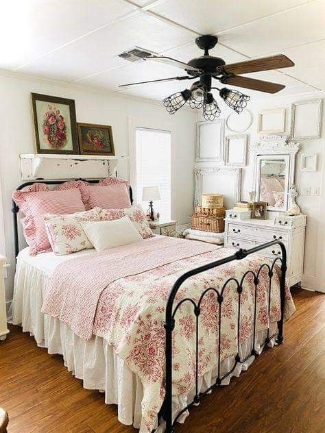 Colorful Vintage Bedroom, Daisy Bedroom, Bedroom Cream, Farm Bedroom, Country Cottage Living, Shabby Bedroom, Cottagecore Home, Pink Stuff, Bedrooms Decor