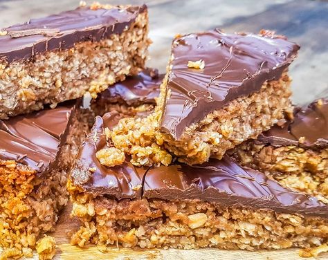 20180814_194855 Peanut Butter Flapjacks with Dark Chocolate – A Melt in the Mouth Recipe Italian Hot Chocolate, Chocolate Flapjacks, Demerara Sugar, Delish Cakes, Flapjack Recipe, Cake Slices, Chewy Granola, Oats And Honey, Chocolate Topping