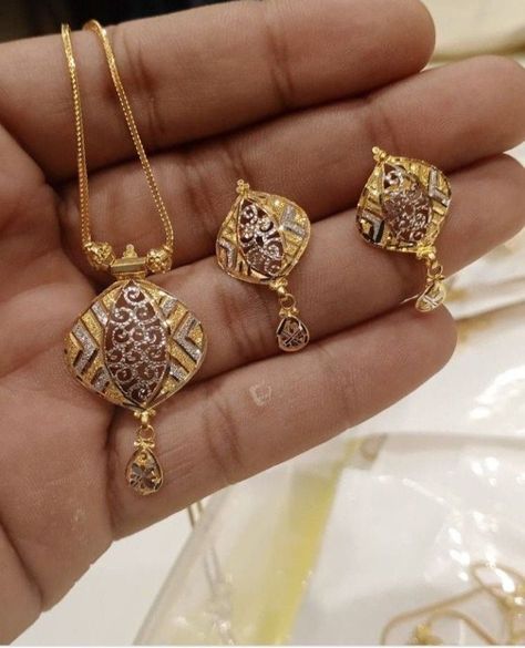 Pendent Set Gold Design, Locket Set Design In Gold, Gold Pendent Set Indian, Crochet Cable Knit, Latest Necklace Design, Beautiful Wedding Jewelry, Unique Gold Jewelry Designs, Gold Bangles For Women, Modern Gold Jewelry