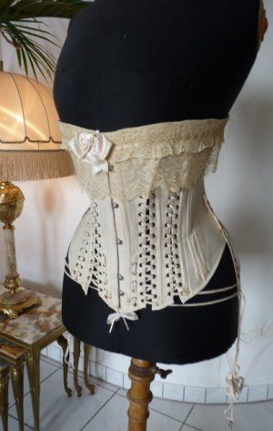 antikes Korseett 1900 French Corset, Antique Dresses, Victorian Corset, 1900s Fashion, Antique Hats, Antique Dress, Corsets And Bustiers, Victorian Women, Historical Dresses