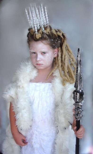 Ice queen from Narnia Halloween Costume White Witch Narnia, White Witch Costume, Lion Witch And Wardrobe, Narnia Party, Ice Queen Costume, Halloween Decorations Outdoor Porch, Narnia Costumes, Book Week Ideas, Lion Witch Wardrobe