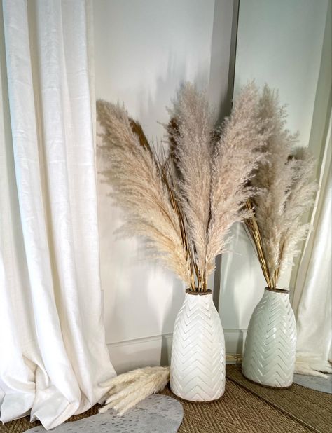 Pampas grass with rabbit ear poms Pampas Grass In Nursery, Pampas Grass Decor Bedroom, Macrame Vase, Vintage Flower Arrangements, Fake Flower Arrangements, Fall Bedroom Decor, Mimosa Flower, Boho Decoration, Pampas Grass Decor