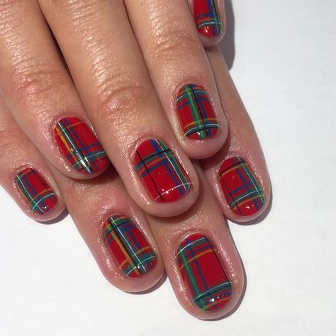 Untraditional Christmas Nails, Christmas Nails Checkered, Tartan Nails Christmas, Christmas Tartan Nails, Tartan Christmas Nails, Short Plaid Nails, Holiday Plaid Nails, Red And Black Plaid Nails, Tartan Nail Art