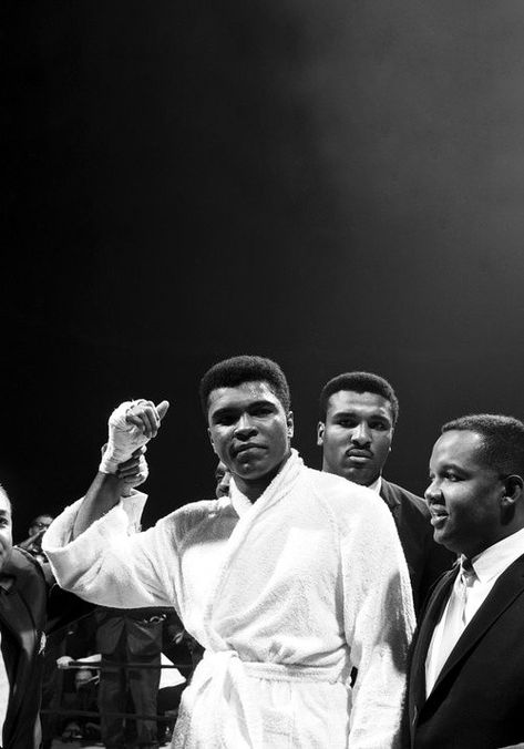 Mohamed Ali Wallpaper, Ali Wallpaper, Mohamad Ali, Boxing Legends, Louis Farrakhan, Cassius Clay, Mohamed Ali, Bodybuilding Pictures, Muhammed Ali