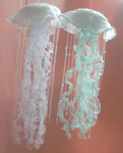 Charlotte und Leonie Diy Jellyfish Decoration, Ocean Bedding, Seahorse Decor, Jellyfish Light, Ocean Birthday Party, Princess Room, Beach Diy, Jelly Fish, Diy Basket