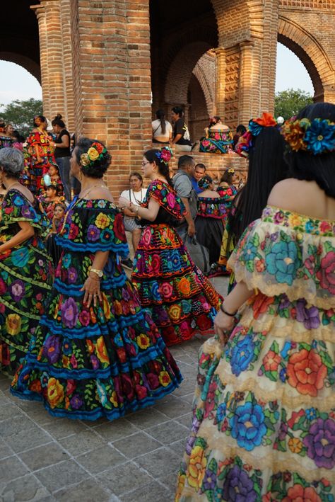 Mexico Culture Outfits, Mexican Culture Outfits, Folklorico Aesthetic, Mexico Aesthetic Vintage, Mexican Culture Aesthetic, Summer In Mexico, Spanish Aesthetic, Folklorico Dresses, Mexican Aesthetic