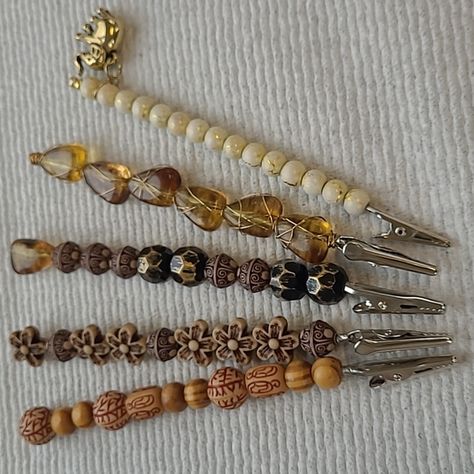 Roach Clips Diy, Diy Roach Clip, Roach Clips Ideas, Beaded Roach Clip, Roach Clips, Hustle Ideas, Diy Keychain, Bead Jewellery, Diy Beads