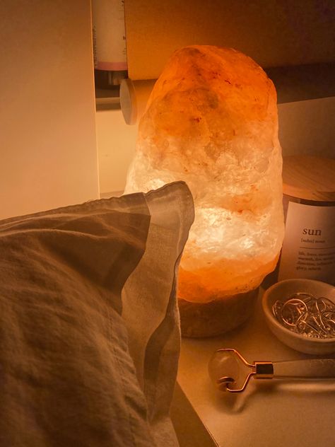 Pretty Lamps Bedrooms, Salt Lamp Decor Ideas, Himalayan Salt Lamp Aesthetic, Insence Aesthetic, Himalayan Salt Lamp Decor, Salt Lamp Aesthetic, Salt Lamp Decor, Uni Room, Salt Lamps