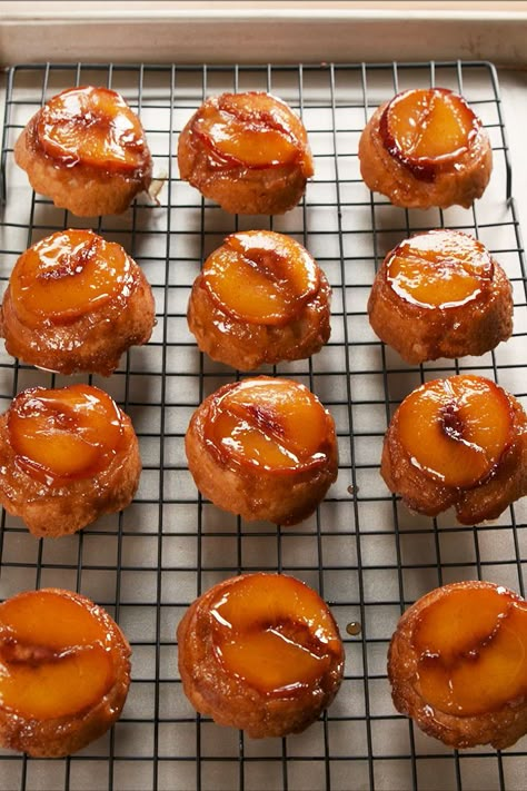 Mini Peach Cobbler, Peach Upside Down Cake, Mini Dessert Recipes, Peach Dessert, Mini Bundt, Peach Recipes, Mini Bundt Cakes, Peach Desserts, Mini Treats