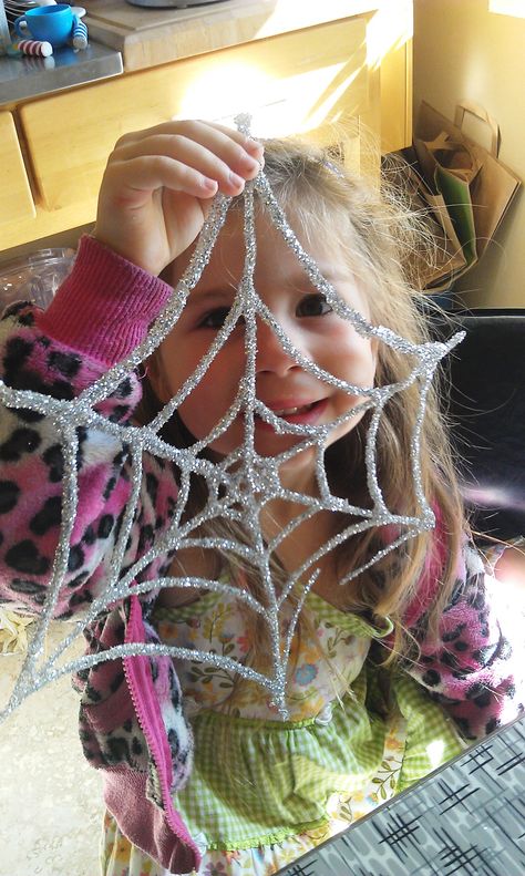 peel away spider web craft Spider Web Craft, Thanksgiving Desserts Kids, Halloween Heart, Fun Halloween Party Games, Science For Toddlers, Fun Halloween Games, Halloween Craft Projects, Yard Haunt, Pumpkin Carving Patterns