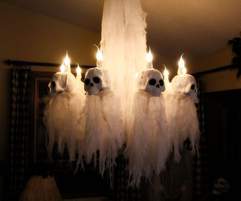 Spooky Chandelier by HalloweenForum member Hilda. Halloween Chandelier, Voodoo Halloween, Diy Halloween Dekoration, Party Decoration Ideas, Halloween Forum, Hallowen Ideas, Halloween Party Decoration, Adornos Halloween, Scary Halloween Decorations