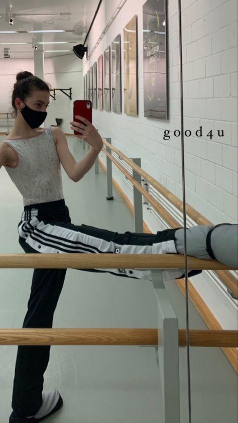 Ballet Training Outfit Aesthetic, Ballet Training Aesthetic, Ballet Girl Aesthetic, Ballet Luna Montana, Ballerina Backstage Aesthetic, Professional Ballet Dancer Aesthetic, Dance Class Outfit, Ballet Aesthetic, Dance Aesthetic